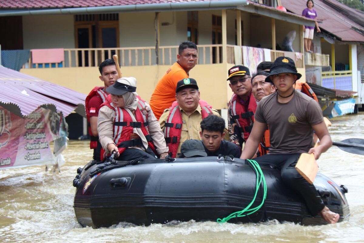 Drs. Alexander Rombonang, MMA dengan didampingi Perangkat Daerah dilingkungan Pemerintah Provinsi Kalimantan Barat yakni Dinas Sosial dan Dinas Kesehatan juga turun langsung untuk menyalurkan bantuan sekaligus meninjau kondisi banjir dengan menggunakan perahu karet di Kecamatan Menyuke Kabupaten Landak, Kamis (24/1/2025).