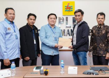 Sekretaris PWI Kalbar, Deska Irnan Syafara bersama Ketua Kundori menyerahkan proposal kolaborasi ke Manager PLN UPT Pontianak, Darul Irfan pada Jumat, 24 Januari 2025. Kolaborasi ini untuk memperingati Hari Pers Nasional di Provinsi Kalimantan Barat. Foto: Dok PLN