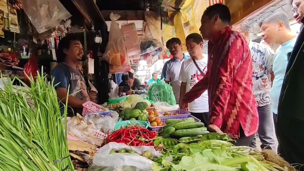 Caption Foto : Pj Wali Kota Pontianak Edi Suryanto bersama Tim Satgas Ketahanan Pangan memantau harga dan ketersediaan bahan pokok beberapa waktu lalu.