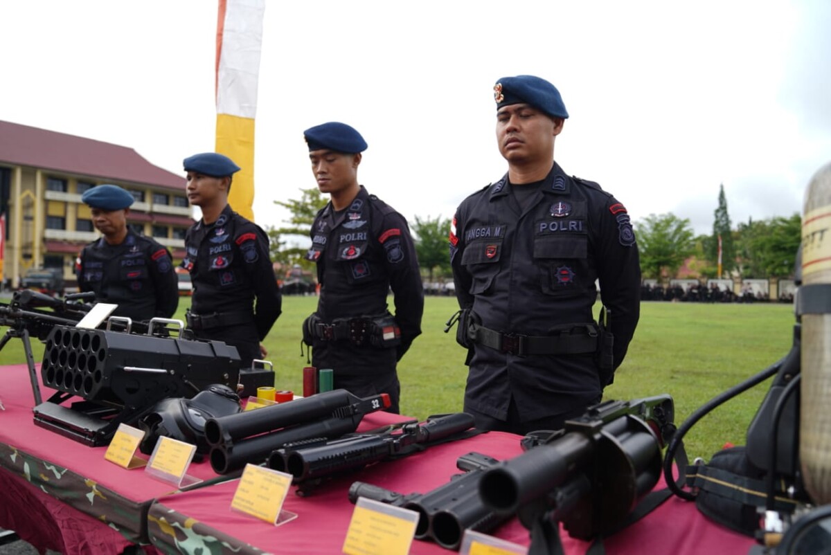 Anggota Satbrimob Polda Kalbar saat dilakukan pengecekan dan kesiagaan Operasi Liong 2025 dalam rangka pengamanan perayaan Imlek di Kalimantan Barat. FOTO: Achmad Mundzirin/JURNALIS.co.id