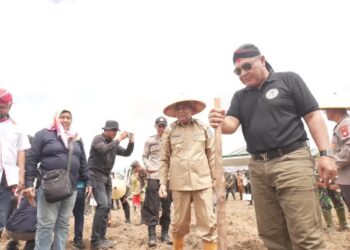 Penanaman jagung di pimpin Pj Bupati Kubu Raya Syarif Kamaruzaman yang disaksikan secara virtual oleh Menteri Pertanian dan Kapolri di Desa Rasau Jaya Dua, Kecamatan Rasau Jaya, Selasa (21/1/2025).