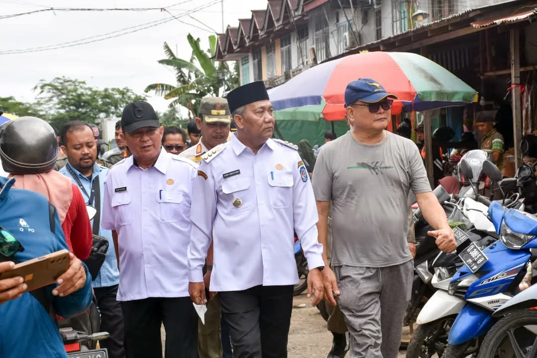 Pj Bupati Kubu Raya Syarif Kamaruzaman memantau proses pembongkaran 24 kios pedagang di Pasar Melati, Desa Parit Baru, Kecamatan Sungai Raya, Rabu (22/1/2025).