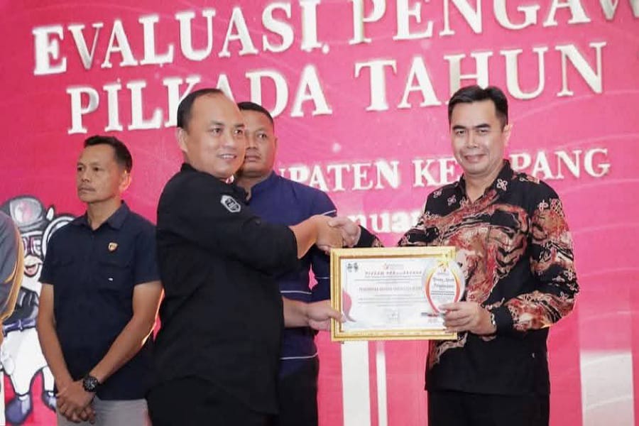 Caption: Ketua Bawaslu, Moh Dofir menyerahkan penghargaan kepada Pemrintah Daerah Ketapang yang diwakili Asisten Setda, Heryandi. Foto: Prokopim Pemkab Ketapang.