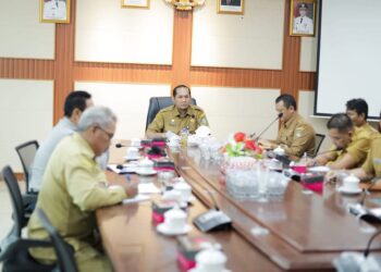Caption: Rakor penanganan darurat jalan rusak yang dilaksanakan Pemkab Ketapang, Selasa (21/01/2025). Foto: Prokopim Pemkab Ketapang.