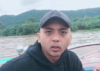 Caption foto: Kasat Reskrim Polres Sanggau AKP Fariz Kautsar Rahmadhani memimpin langsung patroli di aliran Sungai Kapuas yang diduga menjadi lokasi kegiatan Penambangan Emas Tanpa Izin (PETI), Senin (20/1/2025).