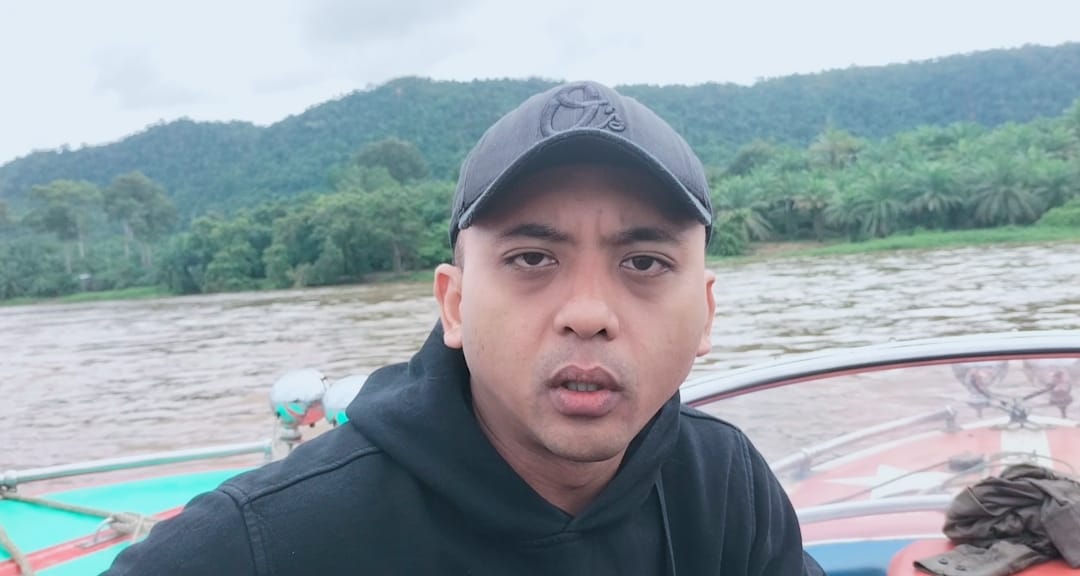 Caption foto: Kasat Reskrim Polres Sanggau AKP Fariz Kautsar Rahmadhani memimpin langsung patroli di aliran Sungai Kapuas yang diduga menjadi lokasi kegiatan Penambangan Emas Tanpa Izin (PETI), Senin (20/1/2025).