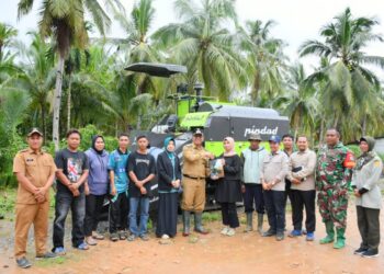 Pejabat PJ bupati Alfian saat menyerahkan bantuan mesin pemanen dari Kementerian Pertanian RI kepada Brigade Pangan Desa Dusun Besar, Kecamatan Pulau Maya, Selasa (21/1/2025). Foto (Porkopim)