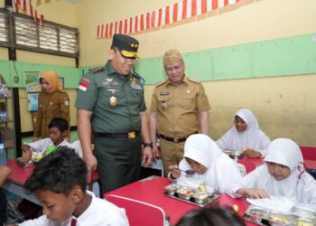 Pj. Gubernur Kalbar bersama Pangdam XXI/Tanjungpura mengecek pelaksanaan Program Makan Bergizi Gratis di SDN 29 Pontianak Kota.