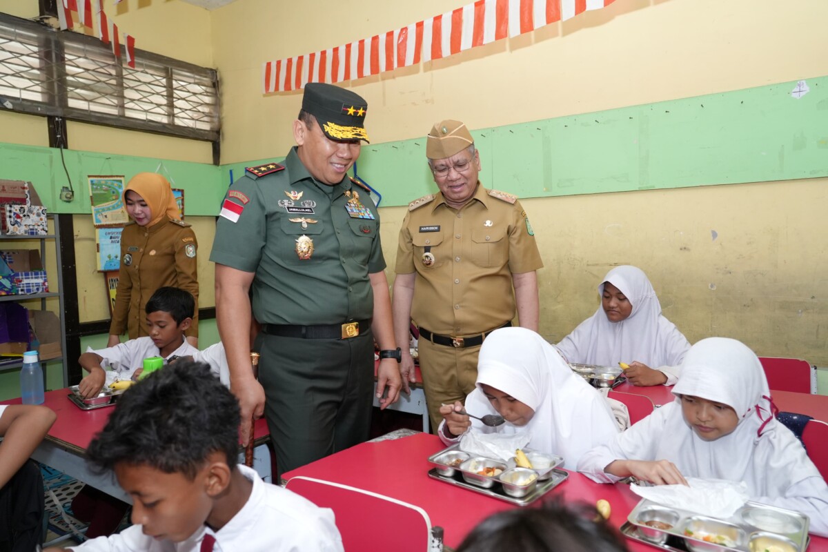 Pj. Gubernur Kalbar bersama Pangdam XXI/Tanjungpura mengecek pelaksanaan Program Makan Bergizi Gratis di SDN 29 Pontianak Kota.