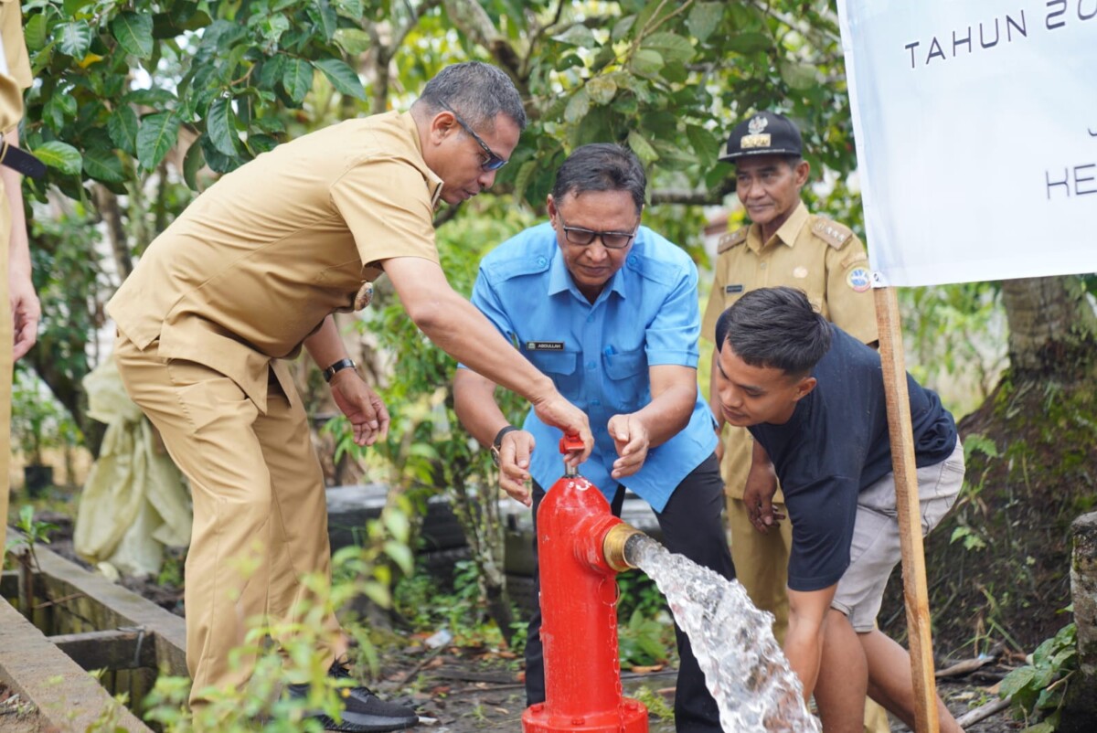 Caption Foto : Pj Wali Kota Pontianak Edi Suryanto saat uji coba hidran yang dibangun melalui program CSR PDAM Tirta Khatulistiwa di kawasan rawan karhutla.