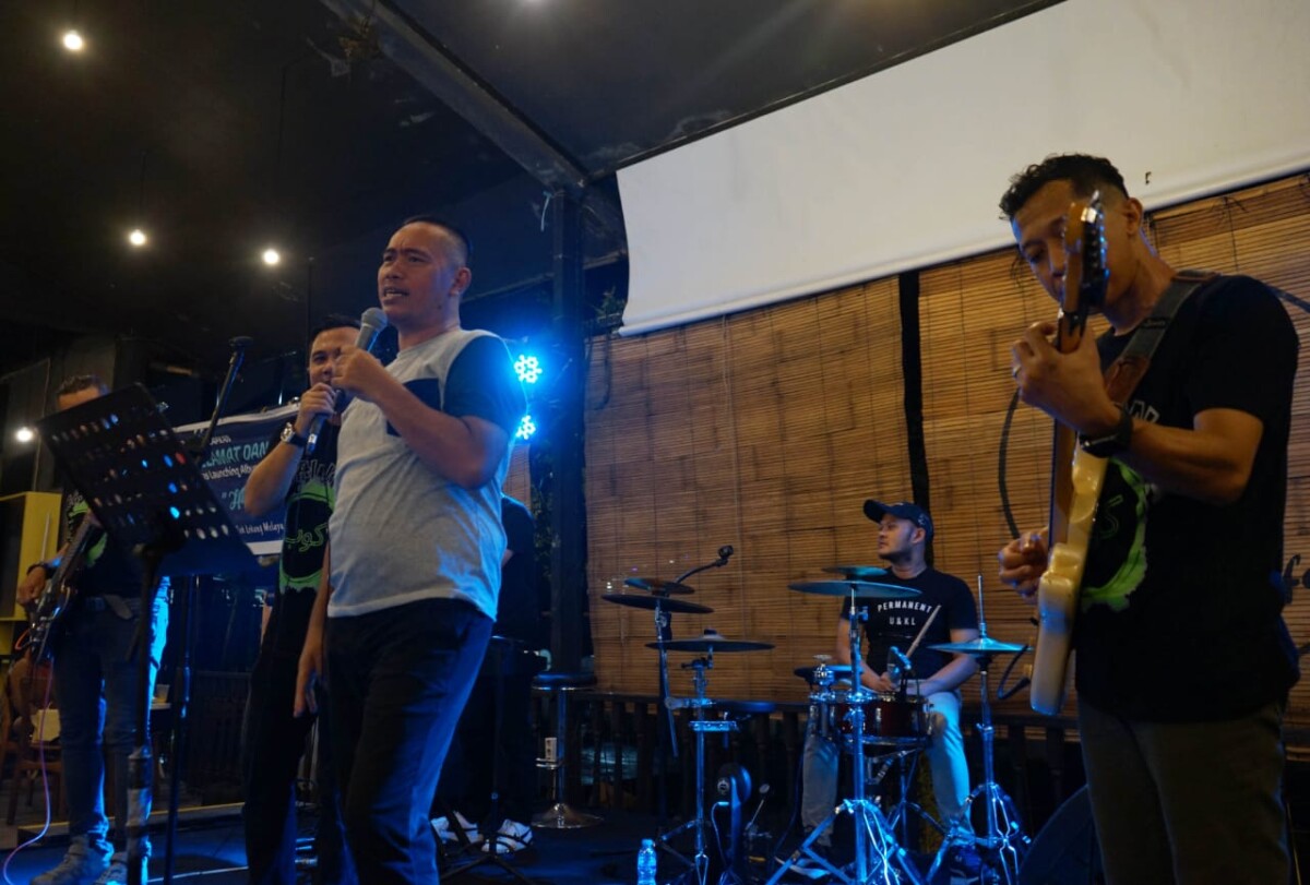 Caption Foto : Ketua DPRD Kota Pontianak Satarudin turut menyumbangkan lagu saat launching Album Melayu Cawan Band bertajuk Hitam Manis.