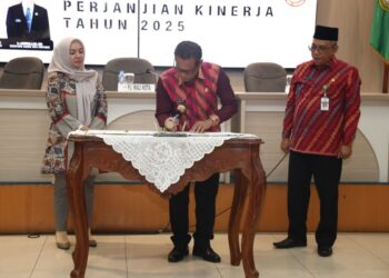 Sebanyak 32 kepala Organisasi Perangkat Daerah (OPD) di lingkungan Pemerintah Kota (Pemkot) Pontianak menandatangani perjanjian kinerja tahun 2025