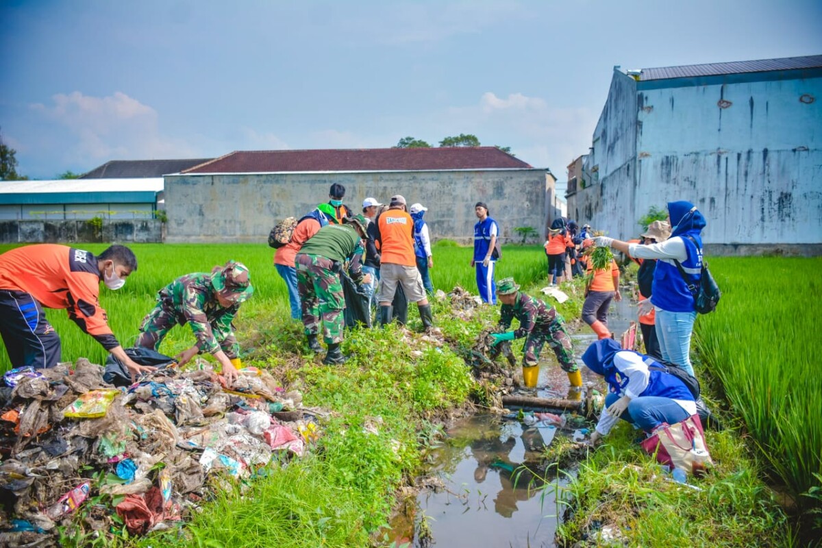 Bersih-bersih sampah saat HPSN Apel Hari Peduli Sampah Nasional (HPSN) 2025 Kabupaten Jember di kampus Universitas Jember (UIJ) bersama Wabup Djoko Susanto (foto: Sigit/Jurnalis.co.id)