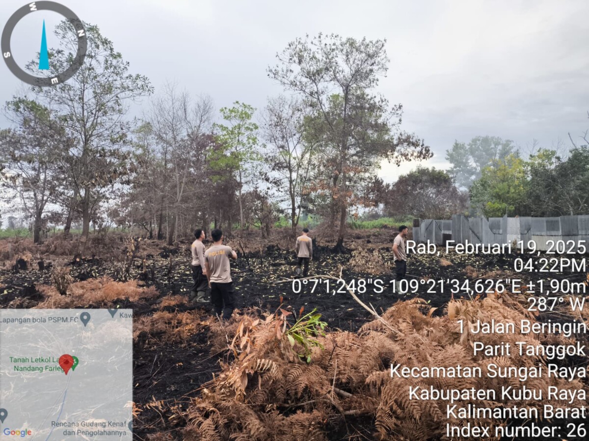 Tim gabungan Polres Kubu Raya bergerak cepat melakukan pemadaman kebakaran hutan dan lahan (karhutla) di Jalan H Parit Muksin, Kecamatan Sungai Raya, Kabupaten Kubu Raya.