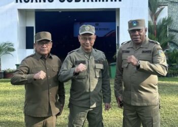 Wali Kota Pontianak Edi Rusdi Kamtono (tengah), bersama kepala daerah lainnya berseragam Satpol PP mengabadikan momen saat retreat di Akmil Magelang.