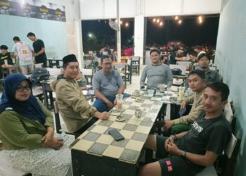 Pengurus IKA PMII Kabupaten Kayong Utara usai gelar silaturahmi di ESDE Coffee Sukadana. Senin (10/02/2025) foto (Bakri/Jurnalis.co.id)