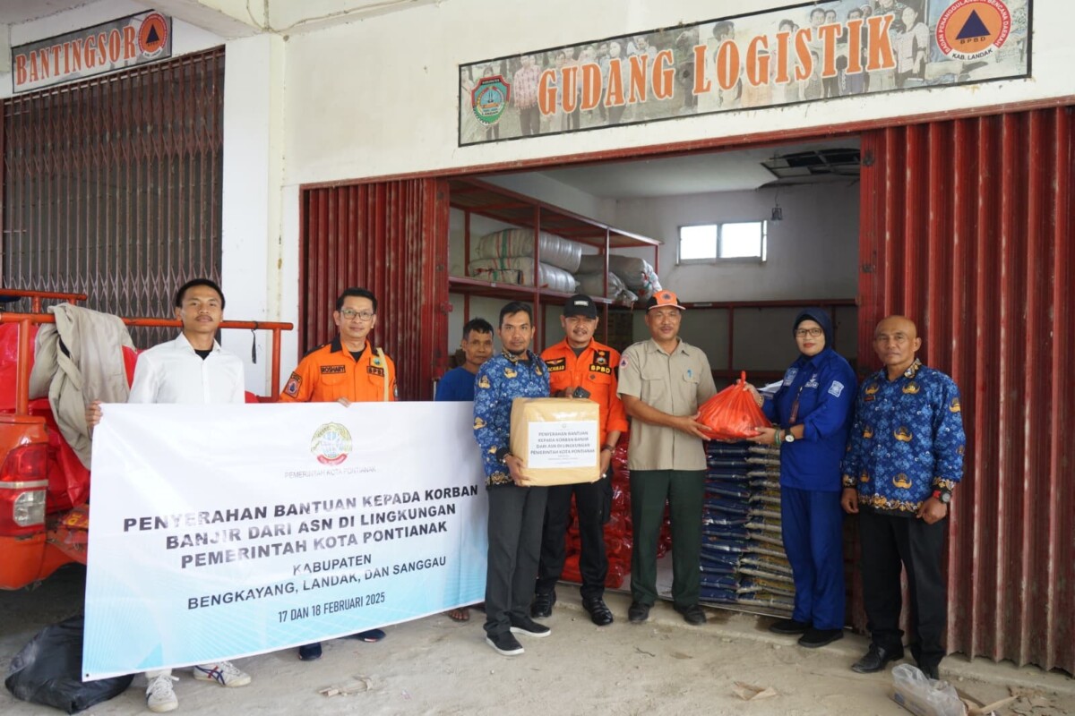 Caption Foto : 1.500 paket bantuan bagi korban banjir tersebar di tiga kabupaten yakni Bengkayang, Landak dan Sanggau.