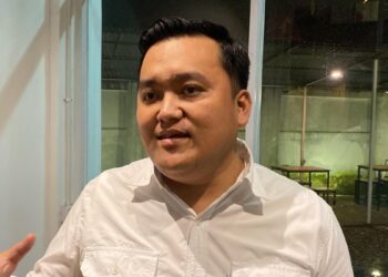 Foto. Anggota Hipmi Kalimantan Barat, Deska Irnan Syafara (kemeja putih) saat mendaftar ke panitia pendafataran calon ketua BPC Hipmi Kota Pontianak pada Minggu, 23 Februari 2025 malam.