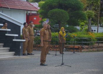 Caption: Syamsul Islami ketika memimpin apel Senin pagi di halaman kantor Bupati.