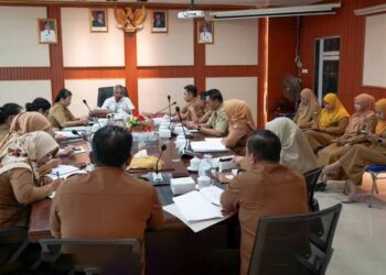 Bupati Martin Rantan saat pimpin rapat koordinasi terkait korban penyiraman air keras di daerah istimewa Yogyakarta, Selasa (18/2/2025). Foto Prokopim Ketapang.