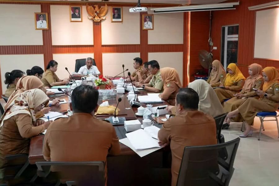 Bupati Martin Rantan saat pimpin rapat koordinasi terkait korban penyiraman air keras di daerah istimewa Yogyakarta, Selasa (18/2/2025). Foto Prokopim Ketapang.