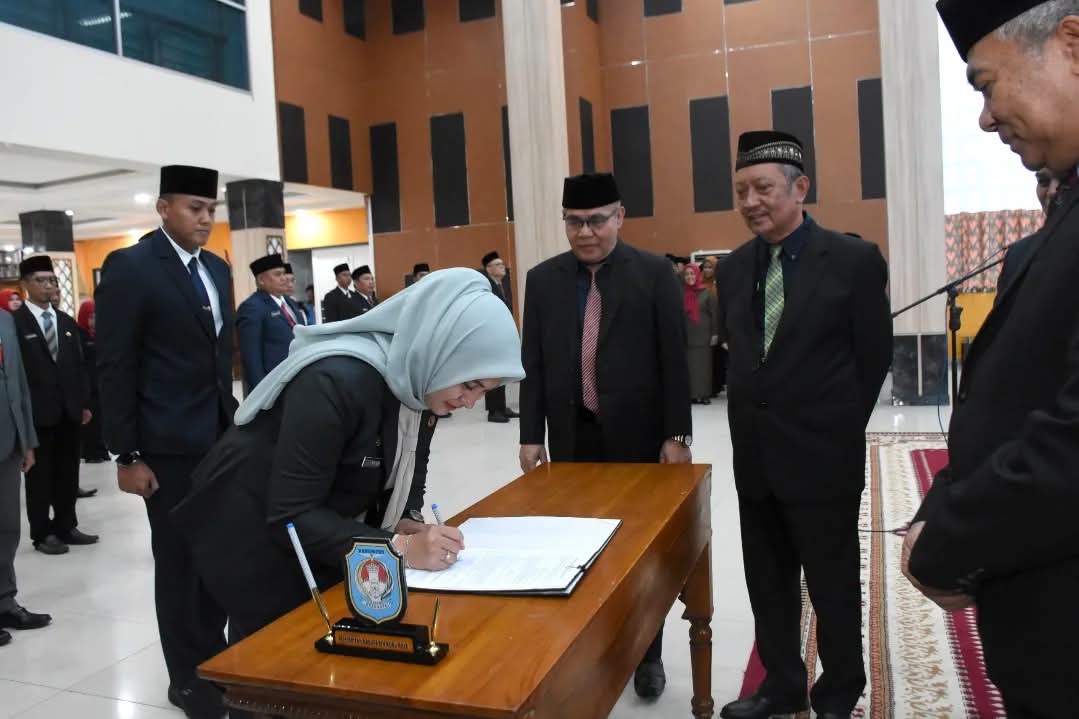 Pj Bupati Kubu Raya Syarif Kamaruzaman melantik 59 pejabat administrator dan pejabat pengawas di lingkungan Pemerintah Kabupaten Kubu Raya, Selasa(18/2/2025), di Aula Praja Utama Kantor Bupati Kubu Raya.