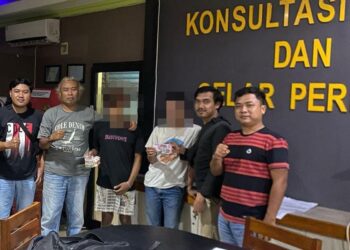Caption: Kedua pelaku prostitusi (tengah) ketika dibawa ke Mapolres Ketapang. Foto: Humas Polres Ketapang.