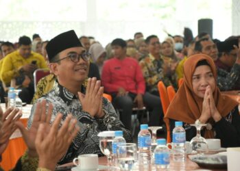 Foto: Penjabat Bupati Kayong Utara Alfian Salam didampingi istri saat acara pisah sambut di pendopo Bupati Sukadana. Kamis (20/02/2025). Foto (Porkopim)