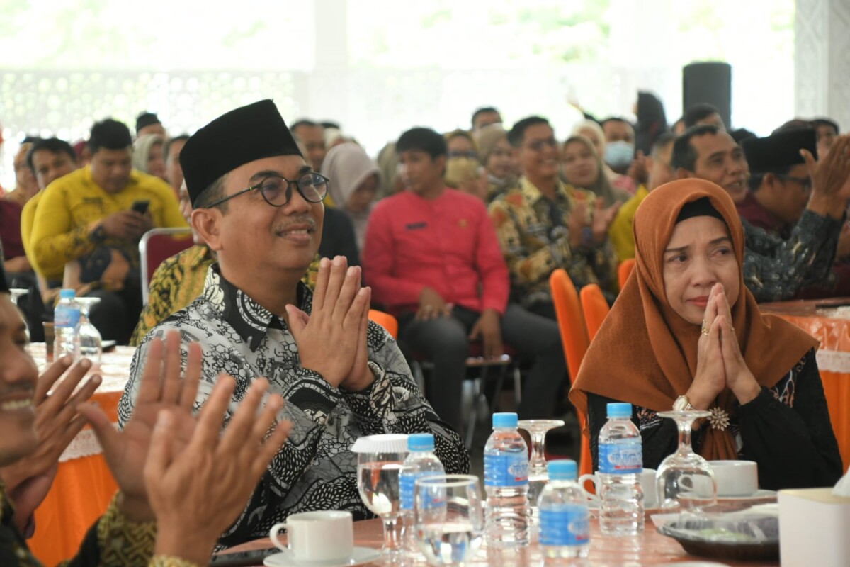 Foto: Penjabat Bupati Kayong Utara Alfian Salam didampingi istri saat acara pisah sambut di pendopo Bupati Sukadana. Kamis (20/02/2025). Foto (Porkopim)