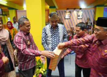 Pj Wali Kota Pontianak Edi Suryanto menyerahkan souvenir kerajinan khas Pontianak kepada Menteri UMKM Maman Abdurrahman.