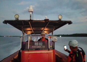 Tim SAR bersama warga setempat masih melakukan pencarian intensif terhadap korban.