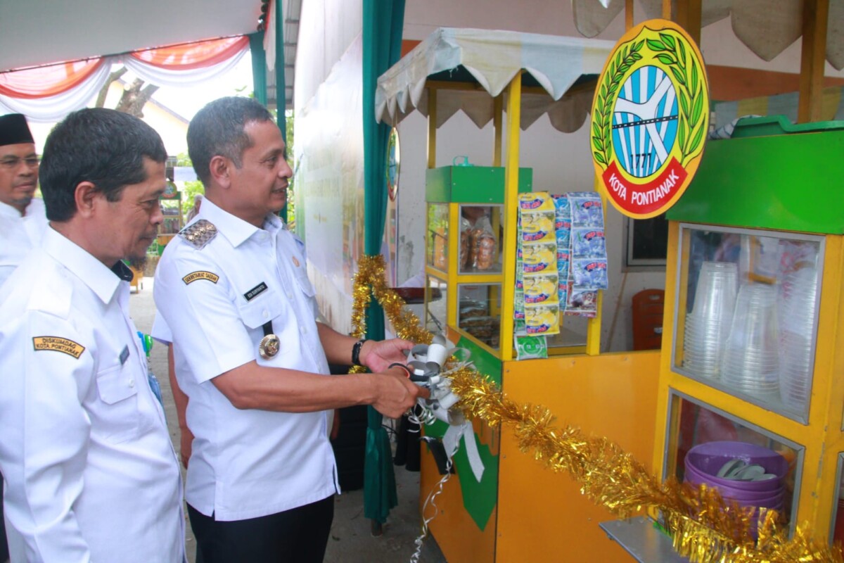 Foto : Pj Wali Kota Pontianak Edi Suryanto meninjau area kuliner UMKM di Rusunawa Harapan Jaya Pontianak Selatan usai meresmikan kawasan itu.