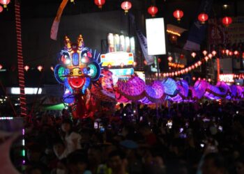 Naga-naga bercahayakan lampu berparade pada Karnaval Naga Bersinar menyemarakkan Cap Go Meh di Kota Pontianak. Foto: Prokopim