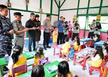 Caption: Pj Sekda bersama jajaran Forkopimda meninjau langsung praktek program MBG di salah satu sekolah di Ketapang, Senin (17/02/2025). Foto: Prokopim Pemkab Ketapang.