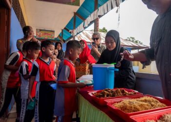 Pelaksanaan makan siang bersama di SDN 02 Muara Pawan yang digagas YIARI. Foto: YIARI Ketapang.