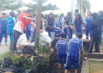 Ratusan siswa SMPN 1 Teluk Keramat Kabupaten Sambas mengadakan kegiatan bakti sosial (baksos) dan bersih-bersih di lingkungan sekitar sekolah pada Rabu 26 Februari 2024.