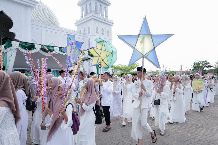 Ribuan peserta pawai tarhib ramadan berkumpul di halaman masjid Al Ikhlas Ketapang. Foto: Prokopim Ketapang.