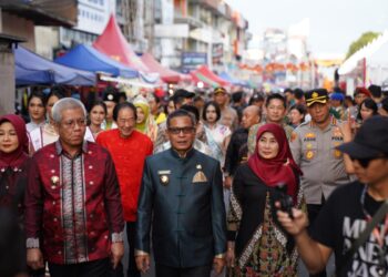 Pj Wali Kota Pontianak Edi Suryanto dan Pj Gubernur Kalbar Harisson meninjau stand-stand Pekan Promosi dan Kuliner Cap Go Meh di Jalan Diponegoro.