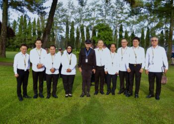 Foto : Wali Kota Pontianak Edi Rusdi Kamtono (paling kiri) bersama beberapa kepala daerah berfoto bersama Wakil Menteri Dalam Negeri Bima Arya (berpakaian hitam di tengah).
