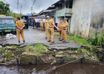 Foto : Wakil Wali Kota Pontianak Bahasan meninjau langsung drainase di sejumlah lokasi wilayah Pontianak Utara dan Timur.