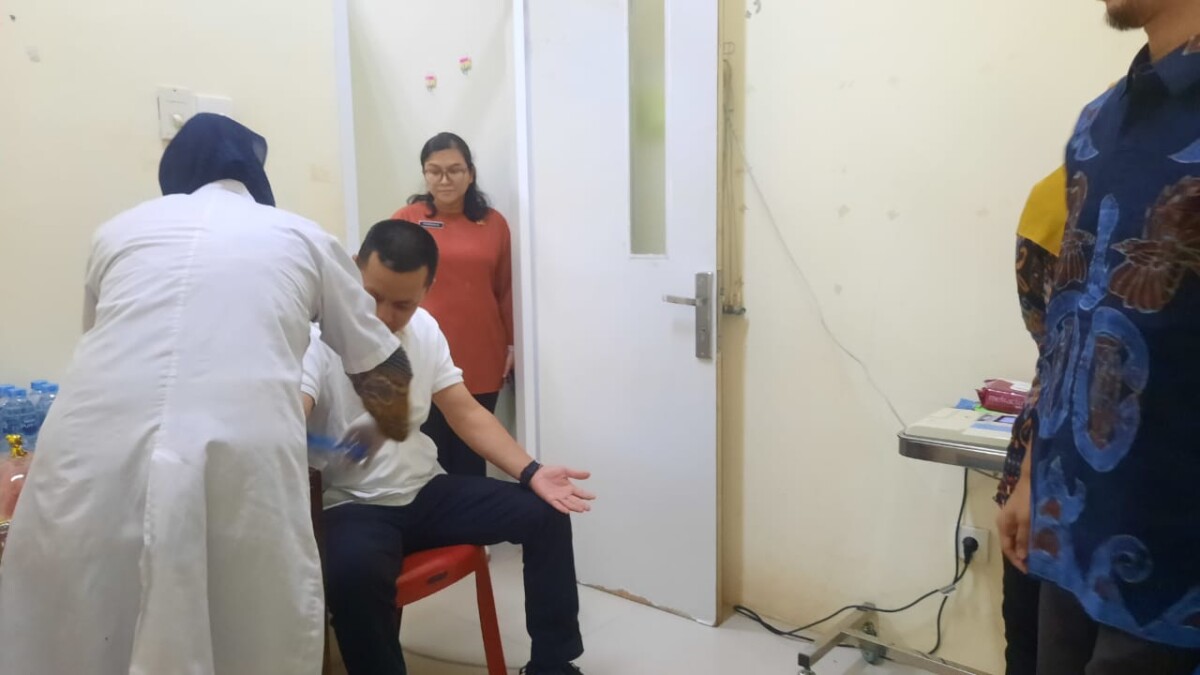 Bupati terpilih, Romi Wijaya usai menjalani medical check-up di RSUD Sultan Muhammad Jamaludin 1( SMJ 1 ), kamis (13/2/24).
