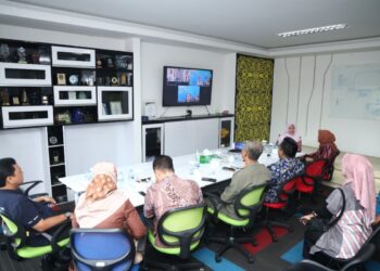 Caption Foto : Rapat zoom meeting penyusunan dokumen kinerja TPID pada capacity building.