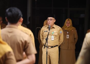 Foto : Sekda Kota Pontianak Amirullah saat memberi arahan kepada ASN pada apel pagi.
