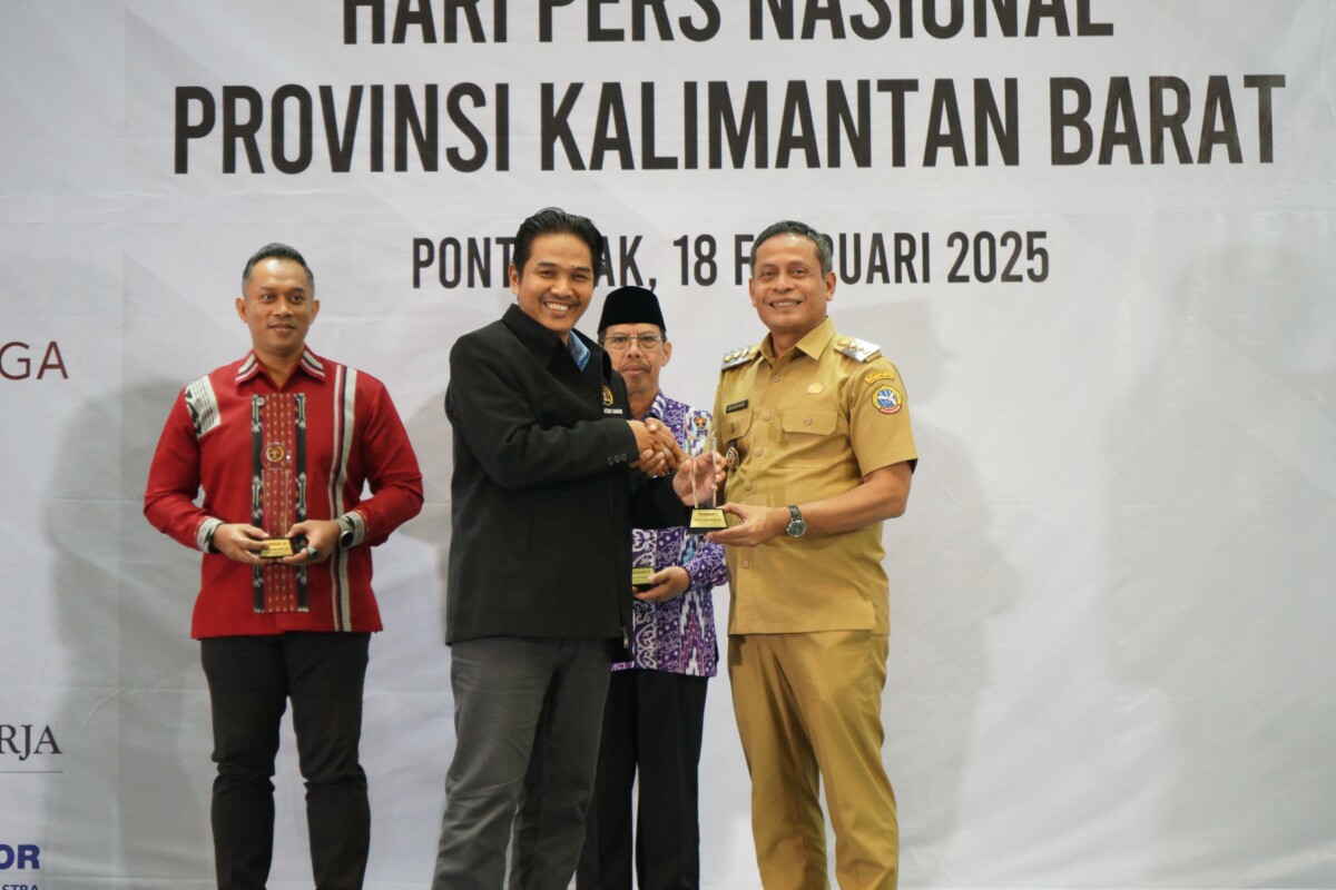 Caption Foto : Pj Wali Kota Pontianak Edi Suryanto menerima penghargaan berupa trofi PWI Kalbar Award 2025 Kategori Pengelolaan Website Terbaik I dari Ketua PWI Kalbar Kundori.