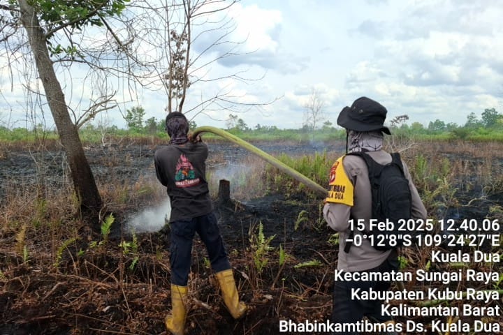 Tim gabungan dari Polsek Sungai Raya bersama instansi terkait menggelar patroli pengecekan dan pendinginan lahan bekas titik hotspot kebakaran hutan dan lahan (karhutla).