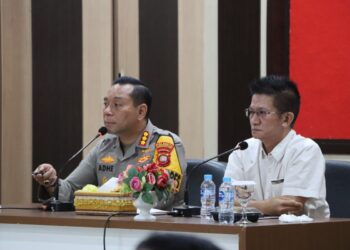Kapolresta Pontianak Kombes Pol Adhe Hariadi saat meminta rapat persamaan persepsi dalam rangka pengamanan kegiatan Cap Go Meh 2025 di Pontianak. FOTO: Istimewa