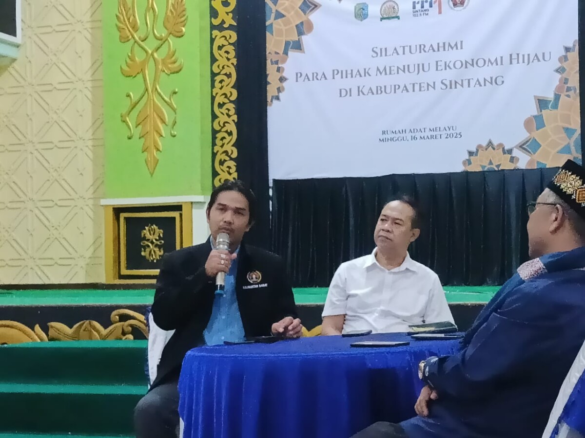 Kundori saat menjadi pembicara di acara Silaturahmi Para Pihak Menuju Ekonomi Hijau di Kabupaten Sintang di Rumah Adat Melayu Sintang, Minggu (16/3/2025) sore.