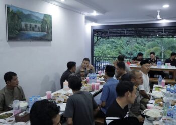 Suasana buka puasa bersama antara Polres Ketapang bersama AJK, Selasa (25/03/2025). Foto: Polres Ketapang.