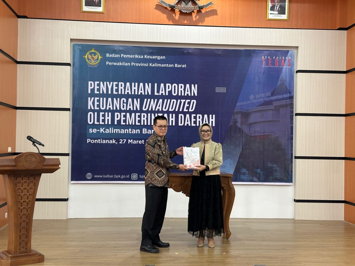 Bupati Kabupaten Kayong Utara Romi Wijaya saat menyerahkan Laporan Keuangan Pemerintah Daerah (LKPD) Unaudited Tahun Anggaran 2024 kepada Badan Pemeriksa Keuangan (BPK) Perwakilan Provinsi Kalimantan Barat, Kamis (27/3/2025). Foto:Porkopim