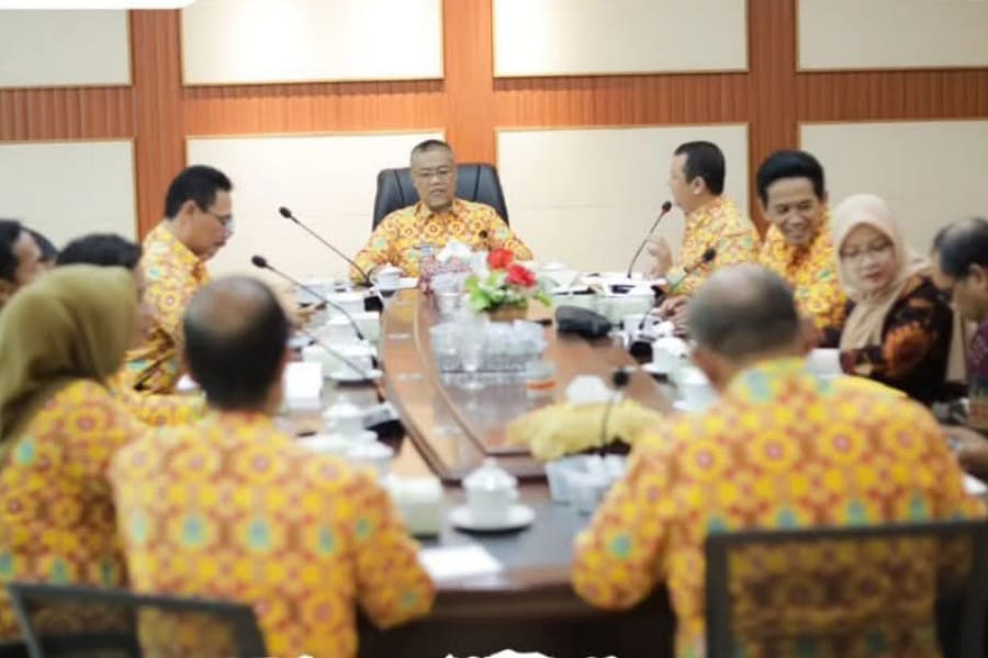 Rakor terkait pemantauan harga dan ketersedian bahan pokok selama Ramadan dan Idul Fitri. Foto: Prokopim Pemkab Ketapang.